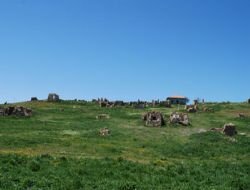 Orda bir k�y yok uzakta!